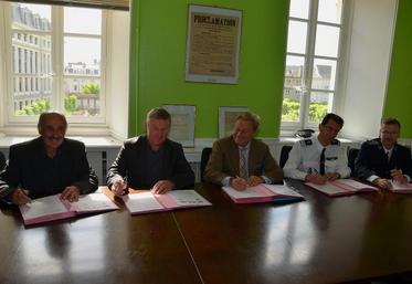 Le jeudi 5 juin, la profession agricole (FDSEA et Chambre d’agriculture) et les services de l’état (Préfecture de Maine-et-Loire, Gendarmerie nationale et Police nationale) ont signé la convention à la préfecture.