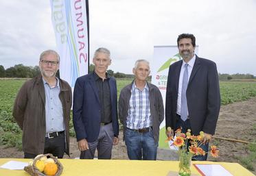 François Beaupère, président de la Chambre d’agriculture ; Jérôme Harrault, vice-président de Saumur Agglo, Pascal Dechenais, agriculteur à Allonnes ; Guy Bertin, président de Saumur Agglo.