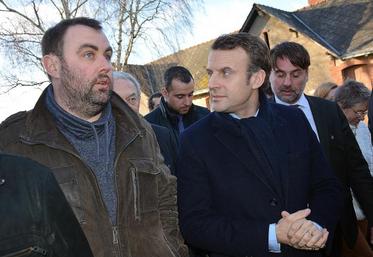 Anthony Ménard, agriculteur au Gaec des Buissons (Saint-Lambert-la-Potherie) et le candidat Emmanuel Macron.