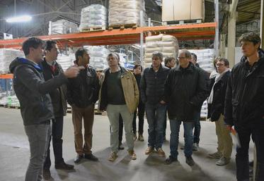 Une trentaine de techniciens et d’éleveurs avaient fait le déplacement pour visiter l’usine. Ici, Gaëtan Madec (à gauche), directeur de l’usine présente aux visiteurs les différents produits présents dans le magasin de stockage des matières premières en sac.