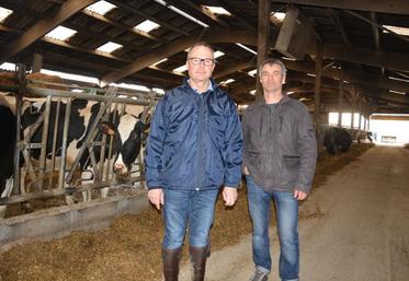 Patrick Drouin (à gauche) et Jean-François Cogné  (à droite) sont associés depuis 1994 à Andard. Leur objectif : produire sereinement 800 000 litres de lait tout en maîtrisant leur coût de production.