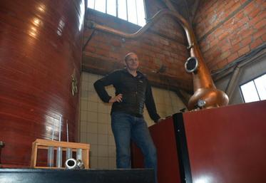 A La Ménitré, dans les anciens locaux d’une coopérative de semences potagères, la Fabrique des bières d’Anjou a installé un alambic pour distiller sa propre bière pour en faire du whisky.