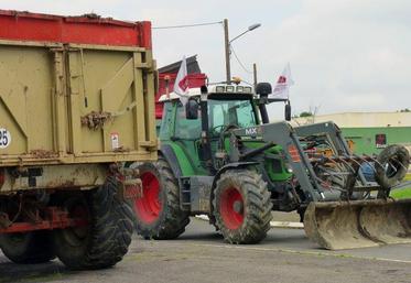 Les agriculteurs angevins se sont aussi mobilisés hier, lundi 6 juin et ont bloqué Elivia, l'abattoir de la coopérative Terrena.