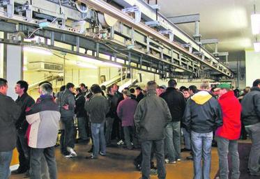 Aux salaisonneries de Brocéliande (35), les producteurs de porcs ont 
manifesté leur colère de voir des importations de viande espagnole, 
à bas prix, venir concurrencer la production française.