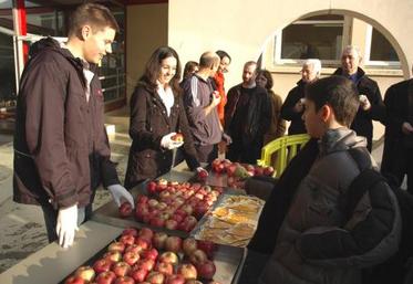 Les enfants mangent aujourd’hui quatre fois moins de fruits que leurs parents. Ici l’opération “Pommes au collège” qui s’est déroulée début février dans le département.