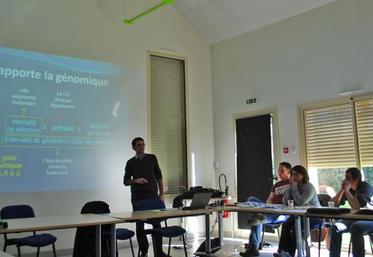 Olivier Bulot, de Jersiaise France, a présenté aux éleveurs angevins un exposé complet sur la génomique. 