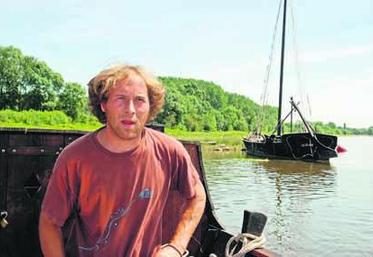 Alex Fagat, est guide pour la première année à bord d’une toue sablière, une embarcation traditionnelle des anciens tireurs de sable en Loire.