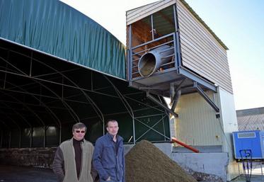 Alain Grimault et son fils William, devant le séparateur de phase et la plate-forme de compostage.