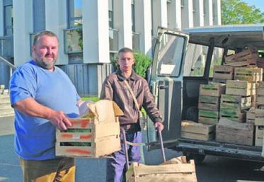 Christophe et Brahim livrent des légumes chaque jeudi à la Maison de l’agriculture. « J’aime le contact direct avec les consommateurs », 
apprécie Christophe.