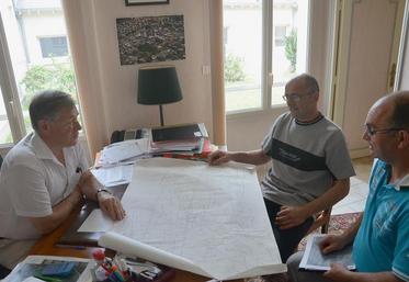 Dans le bureau de Michel Bourcier, Dominique David a présenté la carte des surfaces rendues inexploitable à l’échelle d’une commune.