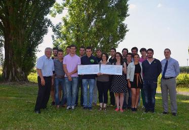 Le Crédit mutuel et Agrilys (voyages d’études agricoles) ont remis en tout 8 000 euros aux élèves de BTS viticulture œnologie du CFAA Edgard Pisani.
