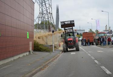 150 agriculteurs se sont rassemblés devant le Carrefour Saint-Serge à Angers, le 5 octobre, pour que leurs hausses des coûts de production soient enfin prises en compte dans le prix payé aux producteurs et répercutées à l’aval.