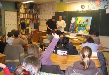 Les élèves de CM2 de l’école primaire Saint- Serge, à Angers, écoutent l’intervention de Vincent Banchereau et Eric Chalin, éleveurs laitiers.
