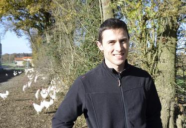 Olivier Traineau, éleveur de poules pondeuses à Neuvy-en-Mauges (49). Le jeune agriculteur s’est positionné sur une production de plein air (code 1).