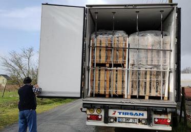 Ce camion appartient à Mathieu Billotte de Multibaies. Il est bloqué à la frontière géorgienne, mesures sanitaires obligent. à son bord, près de 70 000 € de marchandises, périssables. L’export est devenu très compliqué suite à la crise.