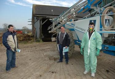 Didier Robin (à droite sur la photo) s’est prêté au jeu de la démonstration en revêtant l’équipement appropriépour la manipulation des produits phytosanitaires.