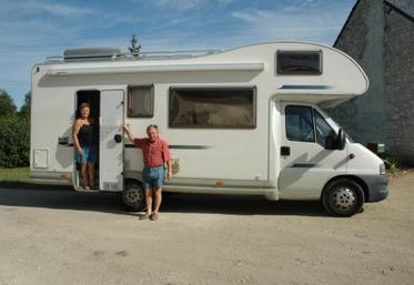Rémy Bonde et son épouse devant le dernier camping-car acquis par l’association Agri loisirs.
Acheté en février, il a déjà parcouru 22 000 km.