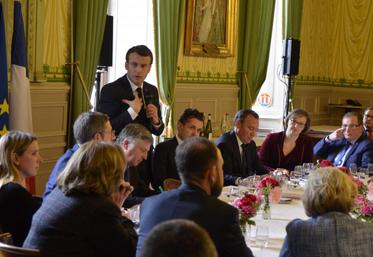 Le Président de la République lors de la séquence du Grand débat national à la préfecture de Maine-et-Loire, jeudi 
28 mars. A sa gauche, le maire d'Angers Christophe Béchu.