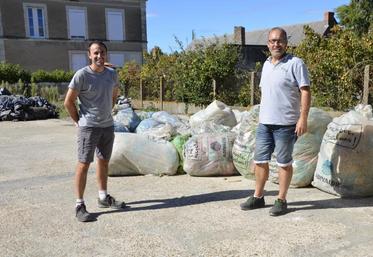 A Noyant, la collecte de déchets de septembre a eu moins de succès que les autres. Mardi, seulement 2 agriculteurs avaient apporté leurs déchets à Geoffrey Même et Thierry Marandeau d’Anjou Négoce.