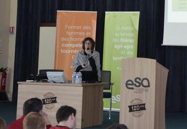 Nathalie Cassagne, enseignant-chercheur à l’ésa, présente les résultats du programme “Safari” dans l’un des amphis de l’école, à Angers, vendredi 22 février.