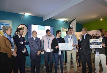 Premier prix du concours Agreen’Startup pour le projet “Safe shoes”. Un bon coup de pouce pour les 3 étudiants
ingénieurs, Alexandre Guerra (de Lille), William Boulo (de Saint-Malo) et Vincent Nicolas (d’Angers).