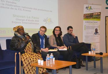 Korotoumou Gariko, productrice de lait au Burkina Faso ; Dominique Chargé, président de la FNCL (Fédération nationale des coopératives laitières), Marie-Thérèse Bonneau, vice-présidente de la FNPL ; Steven Le Faou, d’Afdi.