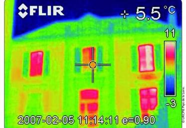 Thermographie de la mairie de Saint-Georges-des-Gardes. On remarque le volet fermé en bas à gauche qui limite la déperdition par les vitrages. Un défaut d’isolation de la façade laisse apparaître un radiateur.
