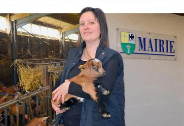 Depuis 2014, Claire Piet concilie son travail dans son élevage caprin et ses responsabilités au conseil municipal de La Chapelle-Rousselin.