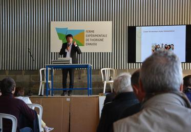 Eric Birlouez, sociologue et historien de l’alimentation, lors de son intervention à la ferme expérimentale de Thorigné-d’Anjou, mardi 14 mai.