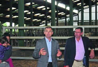 Jean-Pierre Fleury, secrétaire général de la FNB, ici aux côtés de Joël Limouzin, redoute la disparition de « 15 000 
à 20 000 exploitations spécialisées bovines », si rien n’est fait rapidement.
