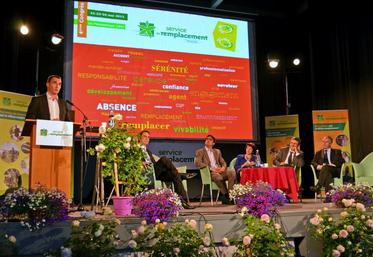 “Vous avez un rôle important pour le renouvellement des générations”, a dit aux congressistes Jean-Michel Schaeffer, président de Jeunes agriculteurs (à la tribune).