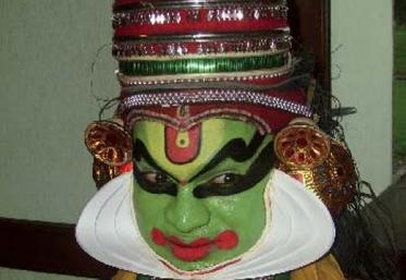 Les groupes invités feront découvrir les danses et musiques traditionnelles de Turquie, du théâtre-dansé masqué millénaire du Kathakali (Inde) et des danses séculaires de la province de Kerala (Inde).