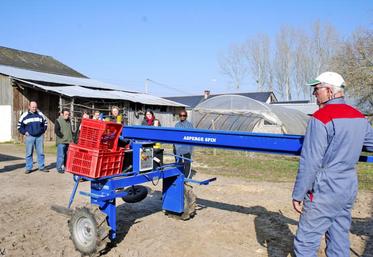 Mardi, à La Lande-Chasles. Jeannick Cantin a présenté la machine d’assistance à la récolte, qui allège le travail. L’exploitation en possède quatre, bientôt cinq.