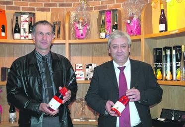 Michel Blet, président et Jean-Michel Mignot, directeur général des Caves de la Loire. En bouteille ou en bib, les rosés sont le fer de lance commercial de la coopérative.