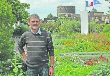 Pierre Frasez, jardinier du château d’Angers, assure tous les jours une visite guidée des plantes du Moyen Âge.