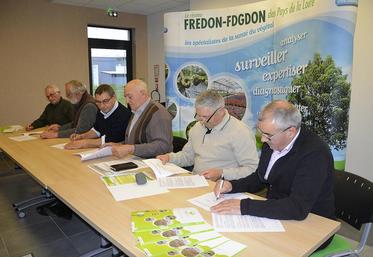 Les représentants des différents Gedon des Pays de la Loire ont signé, le 19 décembre à Angers, les nouveaux statuts de la Fredon.