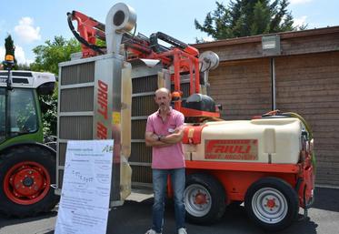Alain Poupart, du Domaine Saint Arnoul à Martigné-Briand, est le premier viticulteur du département à avoir acheté un équipement de pulvérisation confinée.