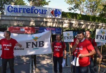 Jérémy Decerle président des JA (au micro) est venu apporter son soutien à l’action de la FNB.