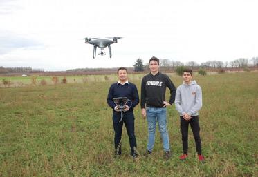Les élèves de Bac pro CGEA Grandes cultures de la MFR La Rousselière vont bientôt pouvoir s’initier au pilotage de drone. A gauche, Cyrille Verdier, directeur de la société Ethernis Drone.