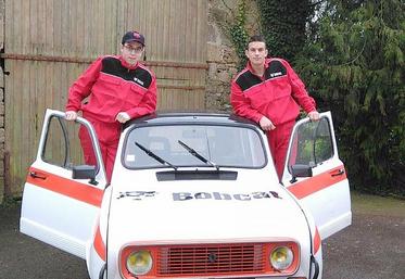 Aubin Maussion et Aurélien Labour doivent parcourir près de 6 000 km en 4L. Les deux jeunes de 19 ans forment l’équipage 904.