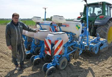 Benjamin Leray, associé du Gaec JLR, en train de semer sur la parcelle de 24 ha de maïs du Grand Vireloin, à La Meignanne.