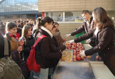 Pendant 15 jours, les collégiens de 77 établissements du département vont pouvoir manger des pommes, gala et braeburn, pendant la récréation. 16 tonnes de fruits vont être distribuées pendant toute la durée de l’opération.