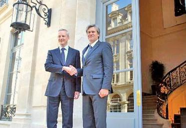 La passation de pouvoir entre Bruno Le Maire et Stéphane Le Foll, la semaine dernière au ministère de l’Agriculture. 