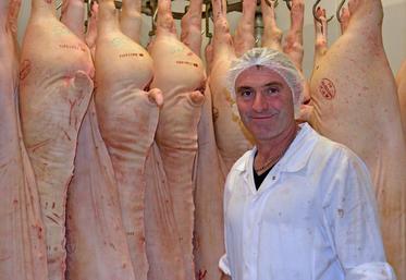 André Chéné, dans la chambre froide. L’abatteur travaille avec des agriculteurs qui transforment et vendent leur production porcine à la ferme.
