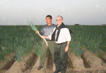 Jacky Bréchet lors de l’une de ses missions dans le Henan, en Chine, ici en compagnie d’un producteur de ciboule orientale installé sur les rives du Fleuve Jaune.