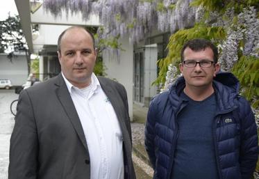 De gauche à droite, Freddy Bodin, directeur régional des Entrepreneurs des territoires, et William Barbelivien, gérant de l’entreprise de ramassage de volailles Interv’Volailles, en avril 2019.