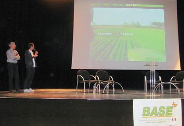 Sylvain Pons, de la coopérative Maïsadour, et l’agriculteur Alain Labat ont présenté leur expérimentation.