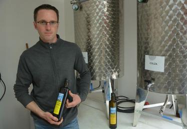 Benoît Bourgerie avec ses bouteilles d'huile de type “Darika”, plus fines et plus hautes que les standards du marché.