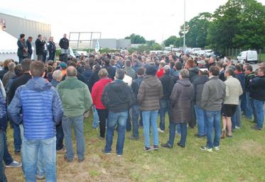200 à 300 producteurs ont bloqué l'usine Entremont de Guingamp (22).