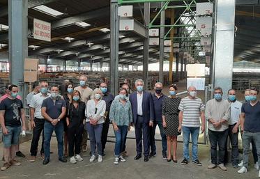 Représentants d’Interbev, élus de l’agglomération choletaise, éleveurs et bouchers donnaient une conférence de presse sur le thème “Fiers de vous nourrir” au foirail de Cholet ce lundi 14 septembre.